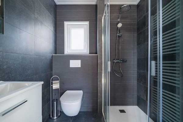 Foto van Luxe verblijf nabij Veluwepark - Vakantiehuis in Hoenderloo - BathRoom