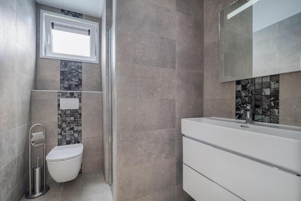 Foto van Luxe verblijf nabij Veluwepark - Vakantiehuis in Hoenderloo - BathRoom