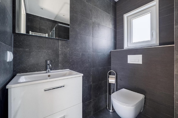 Foto van Luxe verblijf nabij Veluwepark - Vakantiehuis in Hoenderloo - BathRoom