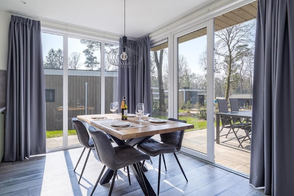 Foto van Luxe verblijf nabij Veluwepark - Vakantiehuis in Hoenderloo - DiningRoom