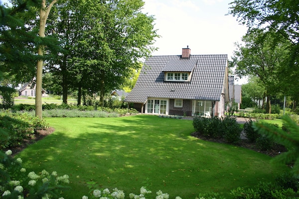 Foto van Stijlvol Toevluchtsoord in Hellendoorn - Vakantiehuis in Hellendoorn - ExteriorSummer