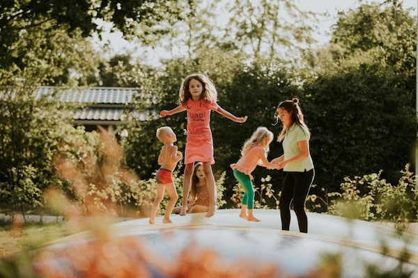 Foto van Luxe Familietent met Speelruimte - Vakantiehuis in Balkbrug - ParkFacilities