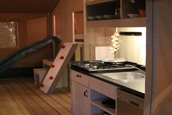 Foto van Luxe Familietent met Speelruimte - Vakantiehuis in Balkbrug - Kitchen