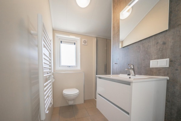 Foto van Modern chalet met afwasmachine, op5 km van Kampen - Vakantiehuis in Kampen - BathRoom