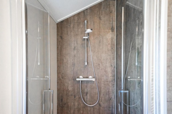Foto van Modern chalet met afwasmachine, op5 km van Kampen - Vakantiehuis in Kampen - BathRoom