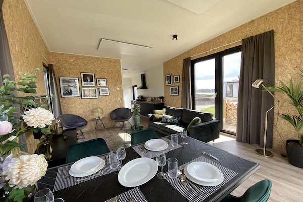 Foto van Licht en sfeervol chalet met terras. - Vakantiehuis in Kampen - DiningRoom