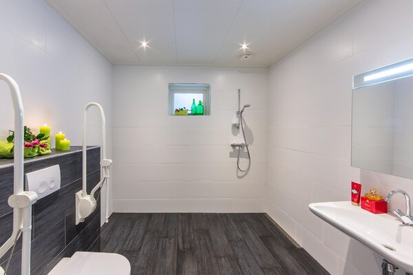 Foto van Vakantiehuis in De Bult nabij Giethoorn Wateren - Vakantiehuis in De Bult - BathRoom