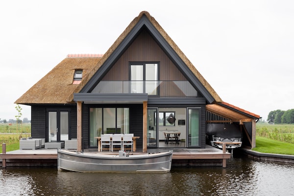 Foto van Luxe villa aan het water - Vakantiehuis in Ossenzijl - ExteriorSummer
