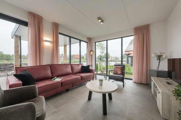 Foto van Luxe villa aan het water - Vakantiehuis in Ossenzijl - LivingRoom