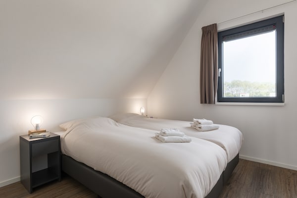 Foto van Grachtenvilla met terras - Vakantiehuis in Ossenzijl - BedRoom
