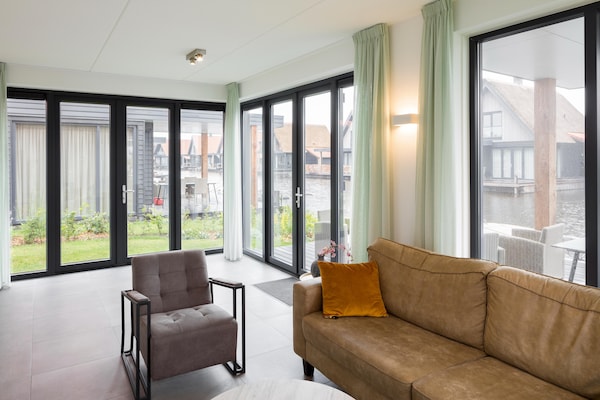Foto van Grachtenvilla met terras - Vakantiehuis in Ossenzijl - LivingRoom