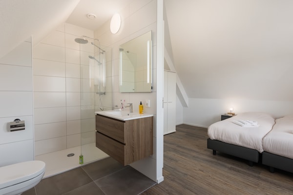 Foto van Grachtenvilla met terras - Vakantiehuis in Ossenzijl - BedRoom