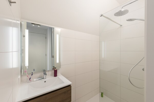 Foto van Grachtenvilla met terras - Vakantiehuis in Ossenzijl - BathRoom