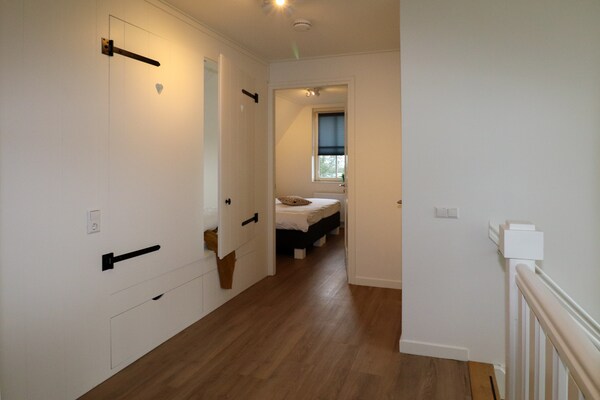 Foto van Villa aan het meer met terras - Vakantiehuis in Delfstrahuizen - Landing