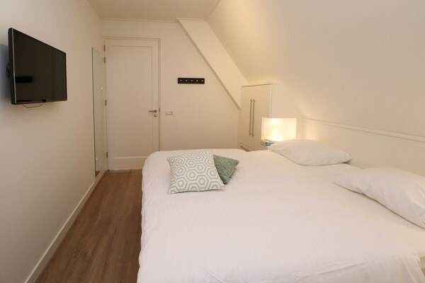 Foto van Villa aan het meer met terras - Vakantiehuis in Delfstrahuizen - BedRoom