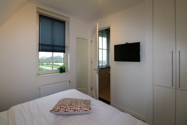 Foto van Villa aan het meer met terras - Vakantiehuis in Delfstrahuizen - BedRoom
