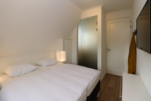 Foto van Villa aan het meer met terras - Vakantiehuis in Delfstrahuizen - BedRoom