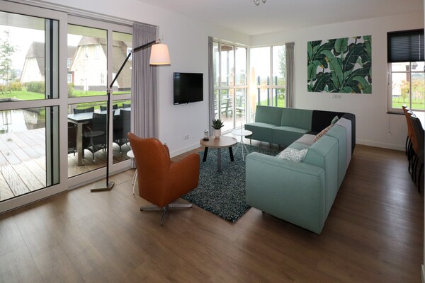 Foto van Villa aan het meer met terras - Vakantiehuis in Delfstrahuizen - LivingRoom