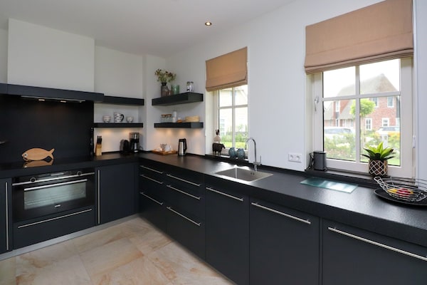 Foto van Villa in Friesland met Sauna en Steiger - Vakantiehuis in Delfstrahuizen - Kitchen