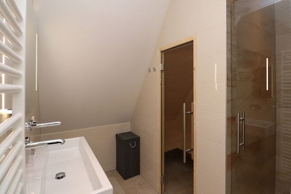 Foto van Villa in Friesland met Sauna en Steiger - Vakantiehuis in Delfstrahuizen - BathRoom