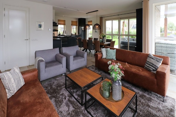 Foto van Villa in Friesland met Sauna en Steiger - Vakantiehuis in Delfstrahuizen - LivingRoom