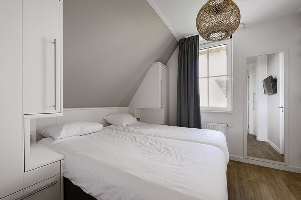 Foto van Villa aan Tjeukemeer met Privé Steiger - Vakantiehuis in Delfstrahuizen - BedRoom