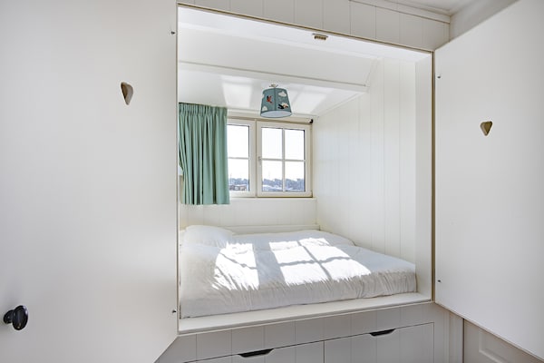 Foto van Villa aan Tjeukemeer met Privé Steiger - Vakantiehuis in Delfstrahuizen - BedRoom