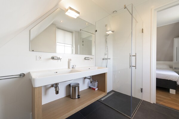 Foto van Villa aan Tjeukemeer met Privé Steiger - Vakantiehuis in Delfstrahuizen - BathRoom