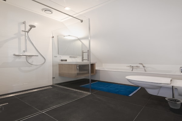 Foto van Villa aan Tjeukemeer met Privé Steiger - Vakantiehuis in Delfstrahuizen - BathRoom
