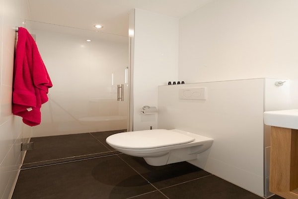 Foto van Villa aan Tjeukemeer met Privé Steiger - Vakantiehuis in Delfstrahuizen - BathRoom