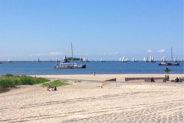 Foto van Villa aan Tjeukemeer met Privé Steiger - Vakantiehuis in Delfstrahuizen - AreaSummer20KM