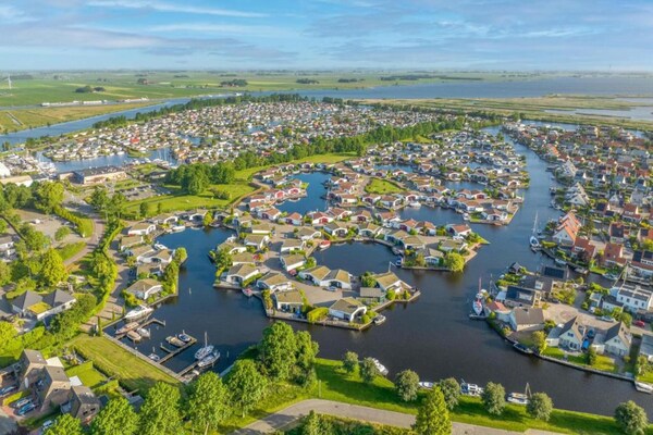 Foto van Villa aan Tjeukemeer met Privé Steiger - Vakantiehuis in Delfstrahuizen - AreaSummer20KM