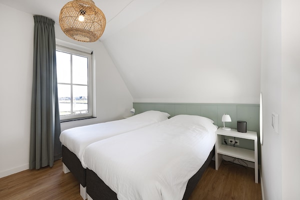 Foto van Villa aan Tjeukemeer met Privé Steiger - Vakantiehuis in Delfstrahuizen - BedRoom