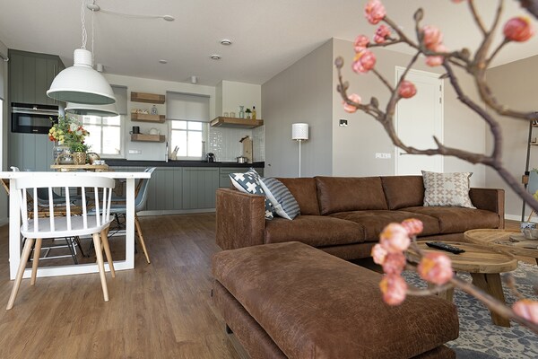 Foto van Villa aan Tjeukemeer met Privé Steiger - Vakantiehuis in Delfstrahuizen - LivingRoom