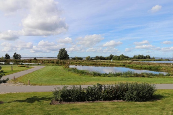Foto van Docklodge in Friesland met eigen aanlegplaats - Vakantiehuis in Delfstrahuizen - AreaSummer5KM
