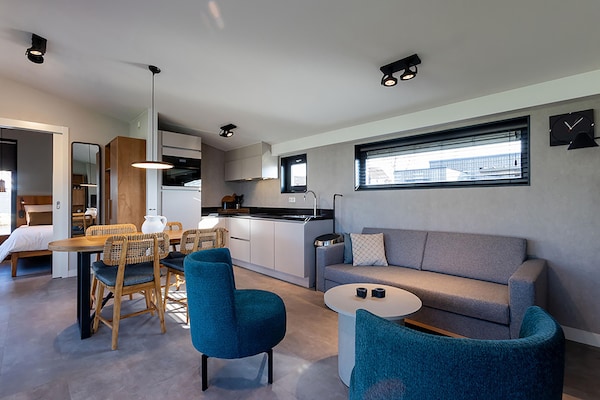 Foto van Docklodge in Friesland met eigen aanlegplaats - Vakantiehuis in Delfstrahuizen - LivingRoom