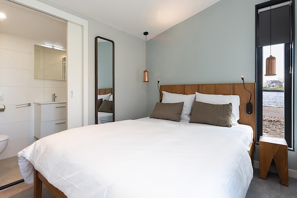 Foto van Docklodge in Friesland met eigen aanlegplaats - Vakantiehuis in Delfstrahuizen - BedRoom