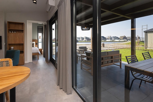 Foto van Docklodge in Friesland met eigen aanlegplaats - Vakantiehuis in Delfstrahuizen - ViewSummer