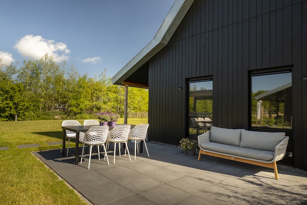 Foto van Villa in Friesland met tuin en terras - Vakantiehuis in Sint Nicolaasga - GardenSummer