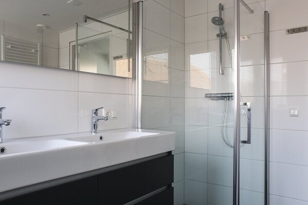 Foto van Villa in Friesland met Aanlegsteiger - Vakantiehuis in Idskenhuizen - BathRoom