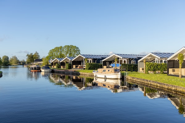 Foto van Modern chalet vlakbij het Sneekse Meer - Vakantiehuis in Terkaple - ExteriorSummer