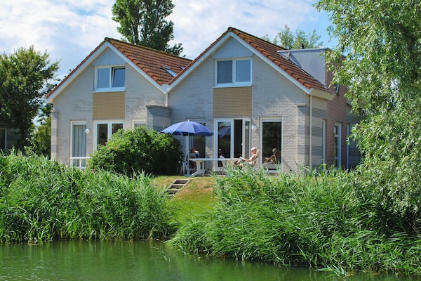 Foto van Vakantiehuis aan het water in Friesland - Vakantiehuis in Makkum - ExteriorSummer