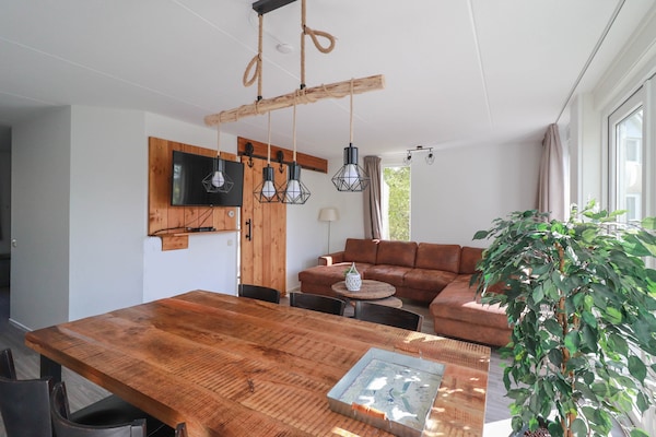 Foto van Vakantiehuis aan het water in Friesland - Vakantiehuis in Makkum - LivingRoom