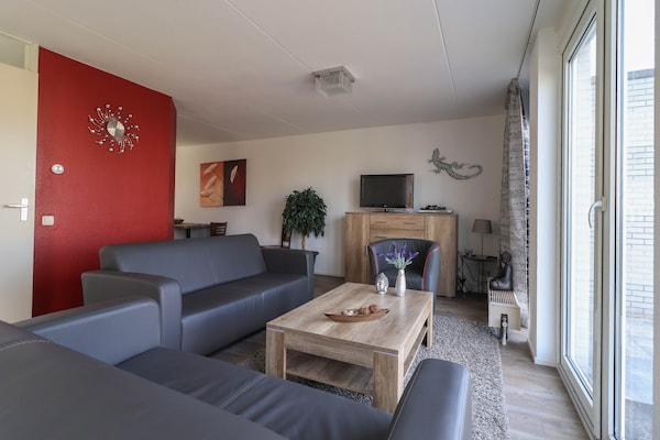 Foto van Vakantiehuis aan het water in Friesland - Vakantiehuis in Makkum - LivingRoom