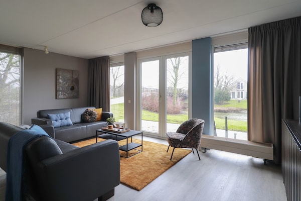 Foto van Vakantiehuis aan het water in Friesland - Vakantiehuis in Makkum - LivingRoom