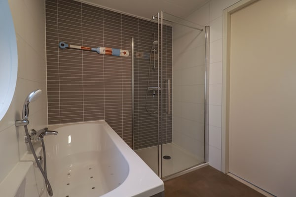 Foto van Vakantiehuis aan het water in Friesland - Vakantiehuis in Makkum - BathRoom
