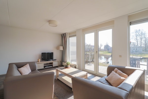 Foto van Vakantiehuis aan het water in Friesland - Vakantiehuis in Makkum - LivingRoom