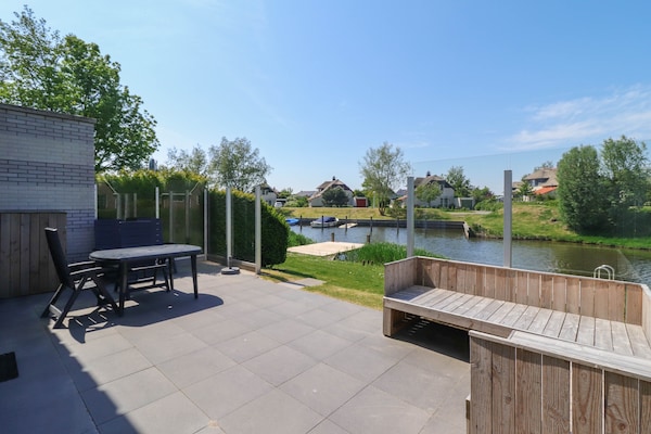 Foto van Vakantiehuis aan het water in Friesland - Vakantiehuis in Makkum - TerraceBalcony