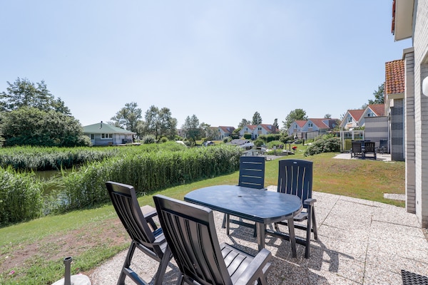 Foto van Vakantiehuis aan het water in Friesland - Vakantiehuis in Makkum - TerraceBalcony