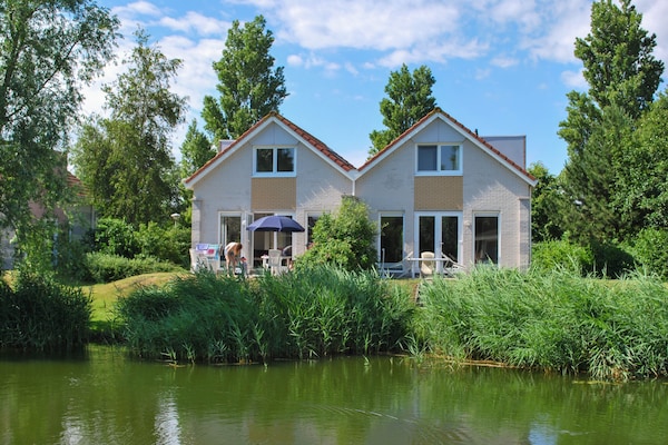 Foto van Vakantiehuis aan het water in Friesland - Vakantiehuis in Makkum - ExteriorSummer